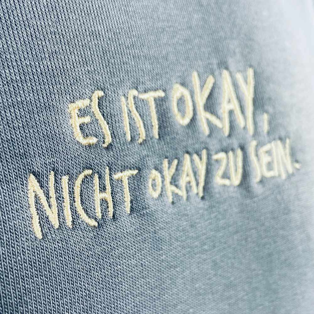 <b>ES IST OKAY</b><br> Hoodie – Bild 3