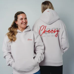 Zwei Models präsentieren das Easy und Cheesy Design des Mo-Torres Oversized Hoodies rosa grau