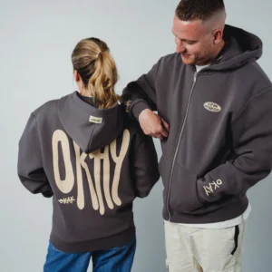 Zwei Models zeigen Vorderseite und OKAY Rückseite des grauen Mo-Torres Oversized Zippers