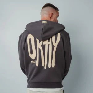 Männliches Model zeigt den riesigen OKAY Rückenprint auf dem grauen Mo-Torres Zipper Hoodie