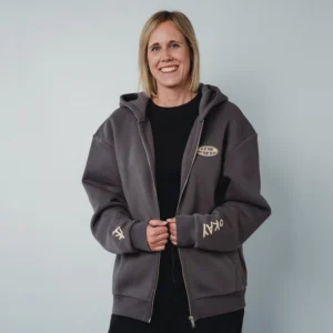 Weibliches Model trägt den grauen Mo-Torres Oversized Zipper Hoodie offen