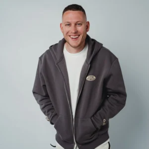 Männliches Model trägt den grauen Mo-Torres Oversized Zipper Hoodie, Vorderseite